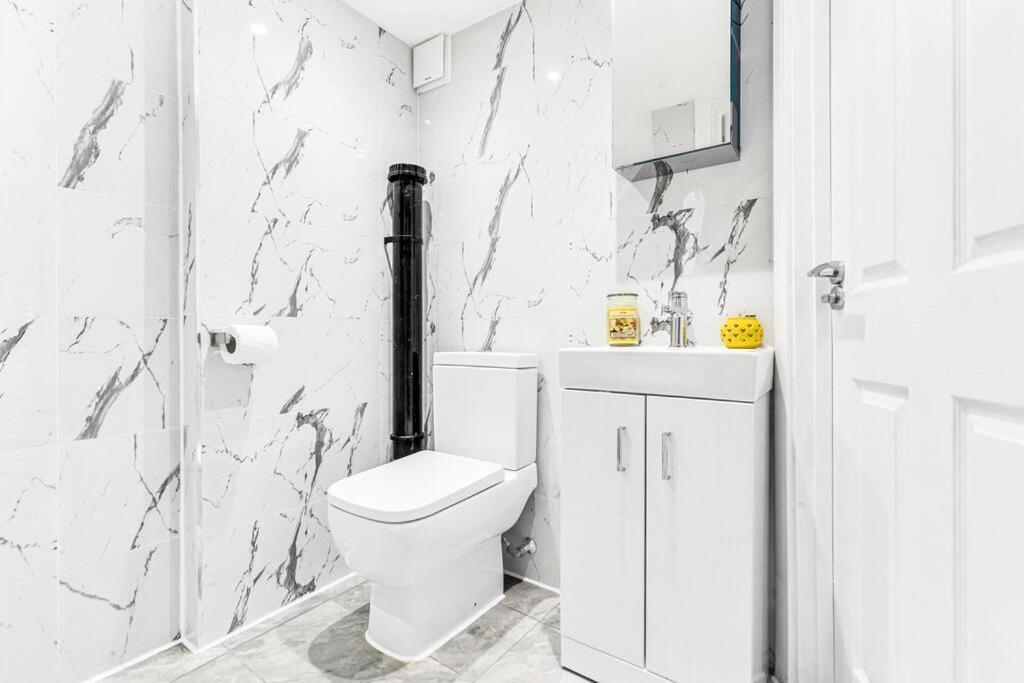 Luxstay Holland Park Apartment With Ac Londyn Zewnętrze zdjęcie