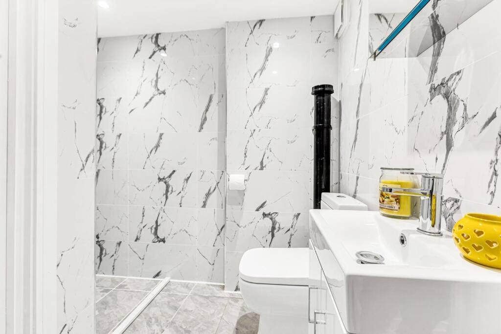 Luxstay Holland Park Apartment With Ac Londyn Zewnętrze zdjęcie