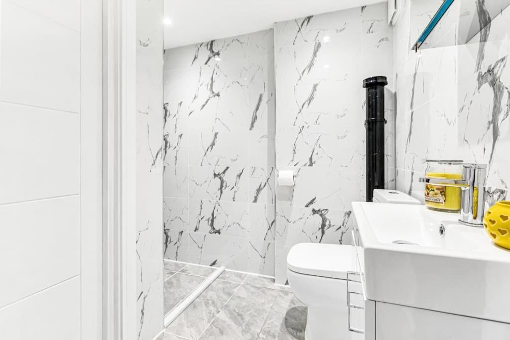 Luxstay Holland Park Apartment With Ac Londyn Zewnętrze zdjęcie